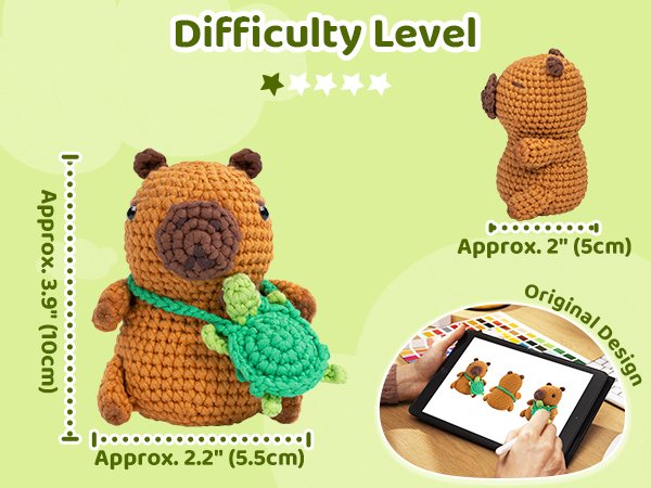 Crocheted capybara with a turtle bag, showing dimensions and difficulty level.